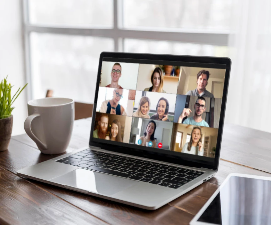 Laptop op een bureau met een groep deelnemers in een Zoom-sessie van Leven op gevoel
