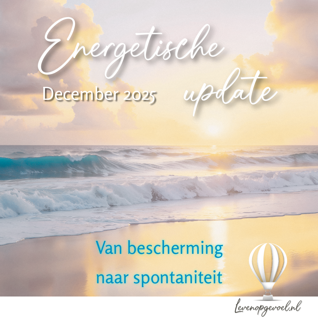 Zonsondergang aan de kust in pastelkleurige branding met de titel "Energetische update December 2025 — Van bescherming naar spontaniteit" en het logo van Leven op gevoel.