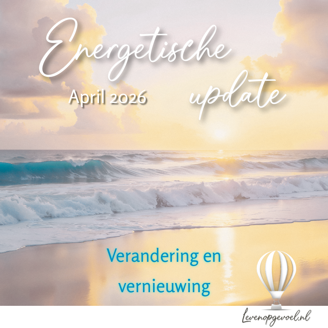 Een strandgezicht bij zonsondergang in warme goudtinten en zachte pasteltinten met de titel "Energetische update April 2026 — Verandering en vernieuwing" en het logo van Leven op gevoel.