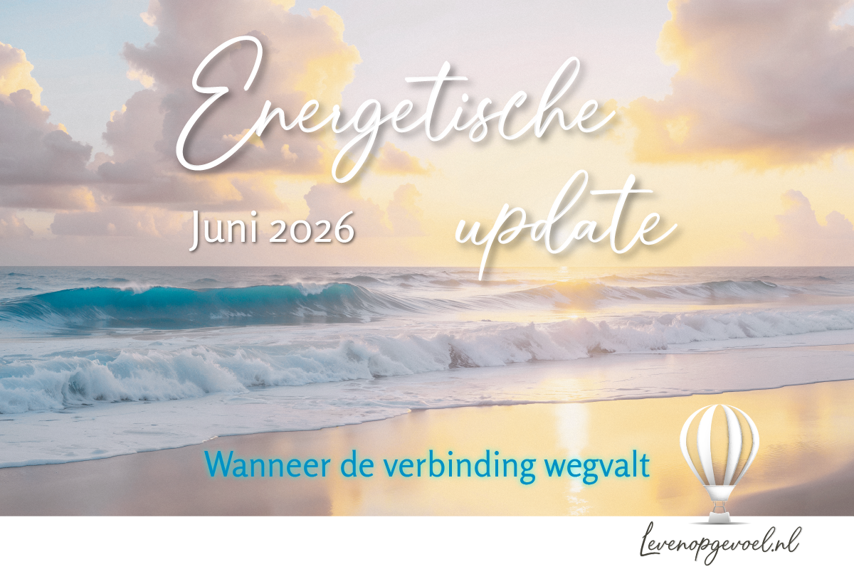 Een strandgezicht bij zonsopkomst met zacht gouden licht en golven, met de titel "Energetische update Juni 2026 — Wanneer de verbinding wegvalt" en het logo van Leven op gevoel.