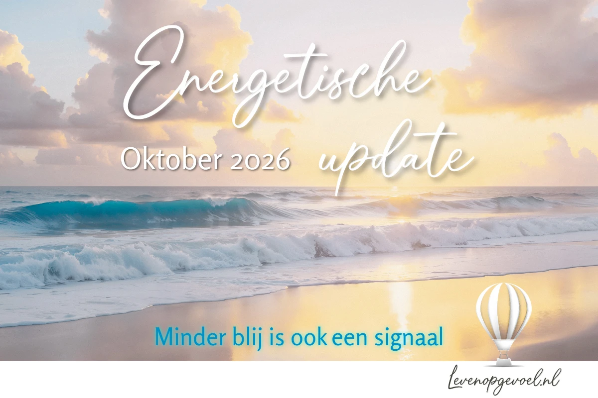 Een strand bij zonsondergang in zachte pastel- en goudtinten met een turquoise golf en een luchtballon, met de titel "Energetische update Oktober 2026", de ondertitel "Minder blij is ook een signaal" en het logo van Leven op gevoel.