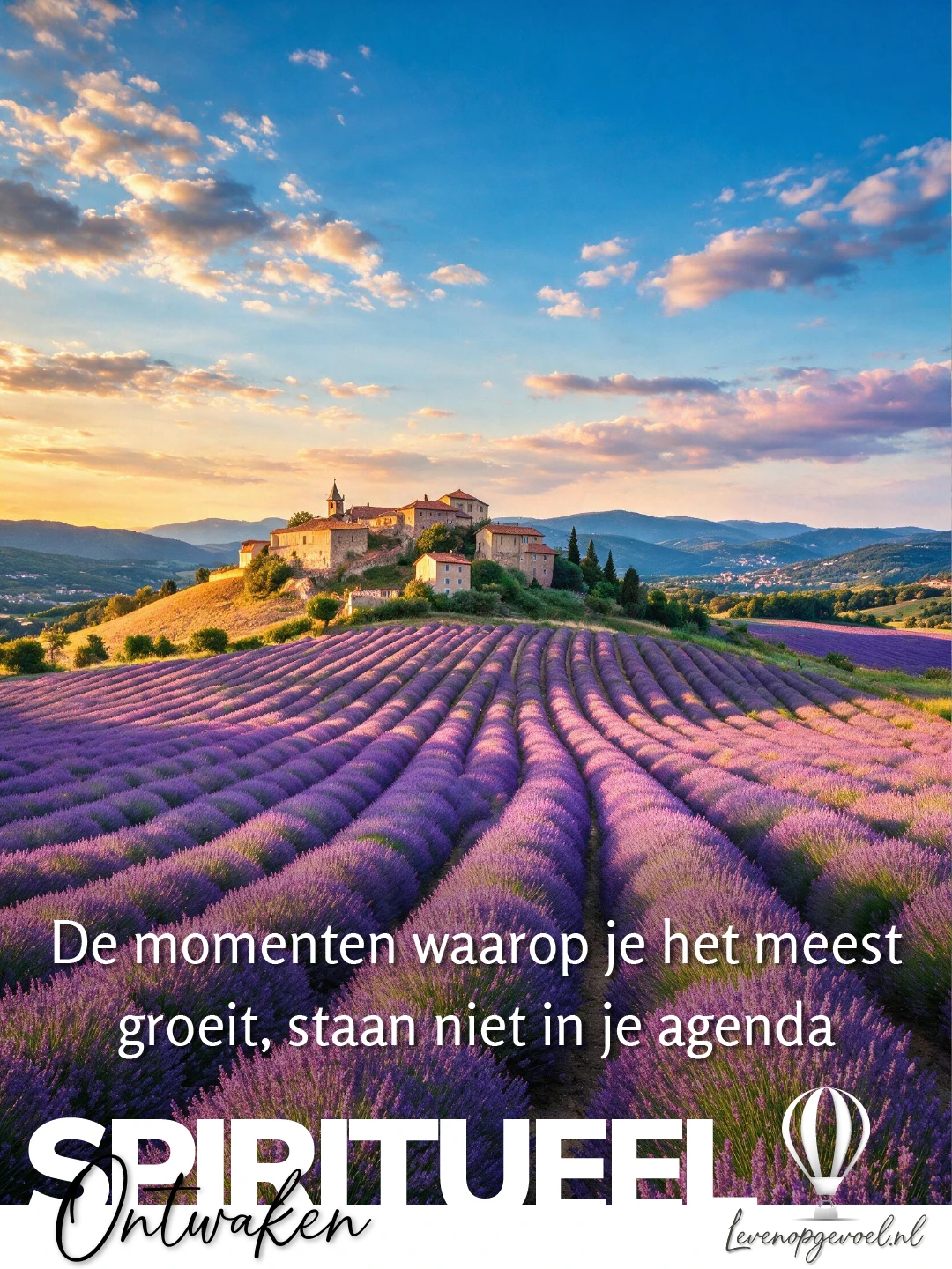 Een Provençaals heuvellandschap bij zonsondergang. Op de voorgrond lopen brede rijen bloeiende paarse lavendel naar de horizon, daarachter ligt op een heuvel een oud dorp van honingkleurige natuursteen met een kerktoren en rode pannendaken. Op de achtergrond golvende beboste heuvels onder een lucht met roze en goudgele wolken. Tekst op de foto: 'De momenten waarop je het meest groeit, staan niet in je agenda'