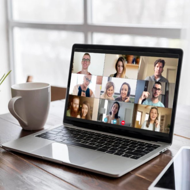 Laptop op een bureau met deelnemers van de online groepscursus van Leven op gevoel via Zoom