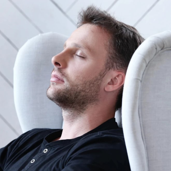 Man mediteert ontspannen tijdens de online cursus Bescherm je energie van Leven op gevoel