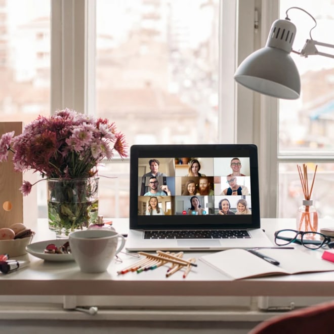 Laptop op een bureau met een Zoom-sessie tijdens een spirituele wandeling van Leven op gevoel