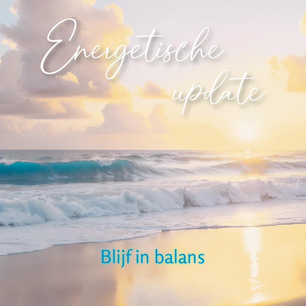 Rustige zeegolven bij zonsondergang met tekst 'Energetische update' en 'Blijf in balans' op warme goudtinten achtergrond