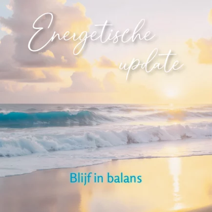 Rustige zeegolven bij zonsondergang met tekst 'Energetische update' en 'Blijf in balans' op warme goudtinten achtergrond