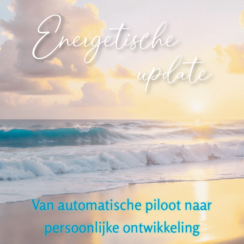 Rustige zeegolven bij zonsondergang met tekst 'Energetische update' en 'Van automatische piloot naar persoonlijke ontwikkeling' op warme goudtinten achtergrond