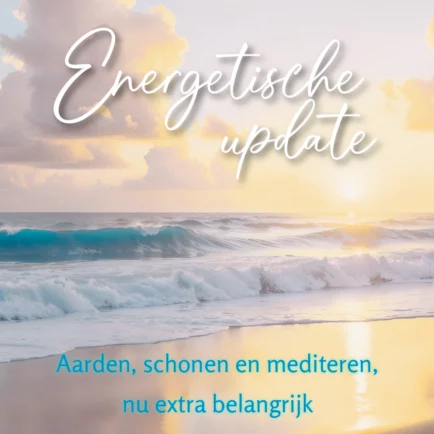 Zonsondergang aan de kust. Pastelkleurige branding met tekst overlay: Energetische update Aarden, schonen en mediteren, nu extra belangrijk
