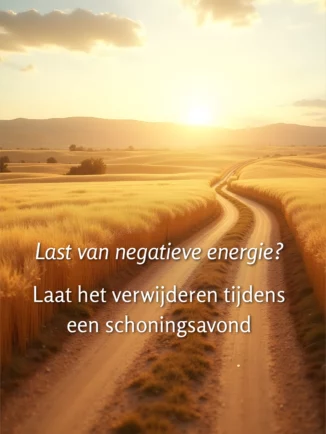 Gouden graanvelden met kronkelende landweg bij zonsondergang onder warme hemel, witte tekst overlay 'Last van negatieve energie? Laat het verwijderen tijdens een schoningsavond' met swipe-indicator voor spirituele energetische schoning