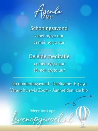 Agenda voor mei met de tekst "Agenda Mei" in sierschrift bovenaan. Daaronder staan de activiteiten vermeld: Schoningsavond op 7 mei en 21 mei om 19:30 uur, en Geleide meditatie op 14 mei en 28 mei om 19:30 uur. Onderin staat: Op donderdagavond, deelname €42,50, vanuit huis via Zoom, aanmelden via bio. Rechtsonder een luchtballon. Achtergrond in tinten blauw en turquoise met zandkleurige onderkant.