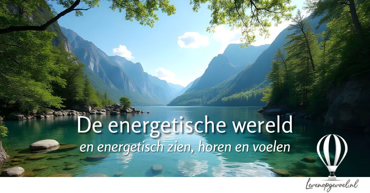 Sereen bergmeer met turquoise water tussen groene bergen onder heldere lucht - De energetische wereld en energetisch zien horen en voelen - Leven op gevoel