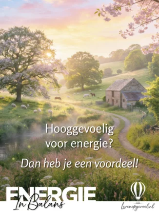 Zacht ochtendlicht over een groen heuvellandschap met bloeiende bomen, schapen in de wei en een klein stenen boerderijtje; tekst in beeld: ‘Hooggevoelig voor energie? Dan heb je een voordeel!’ en ‘Energie in Balans’ met logo levenopgevoel.nl.