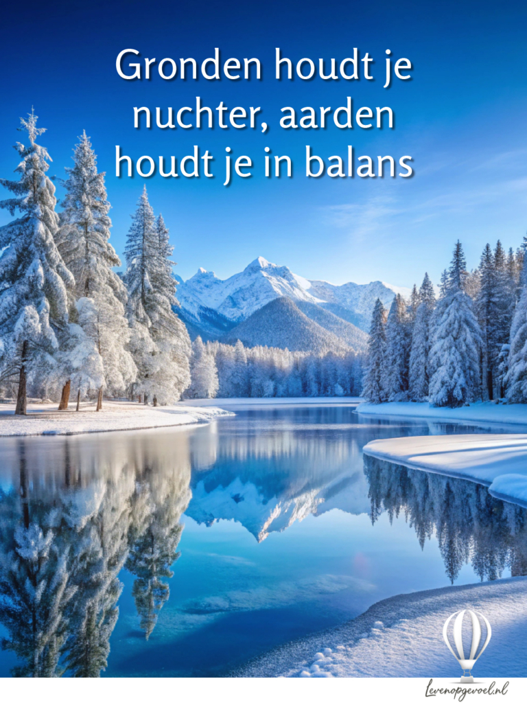 Winterlandschap met bevroren meer omgeven door met sneeuw bedekte naaldbomen en besneeuwde bergen op de achtergrond onder een heldere blauwe lucht. Witte tekst overlay: "Gronden houdt je nuchter, aarden houdt je in balans"