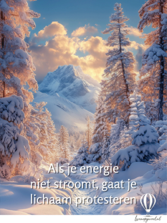 Majestueus winterlandschap met besneeuwde dennen, blauwe berg en gouden wolken bij zonsopgang; witte overlaytekst "Als je energie niet stroomt, gaat je lichaam protesteren"; onderaan levenopgevoel.nl logo met blauw-witte luchtballon.