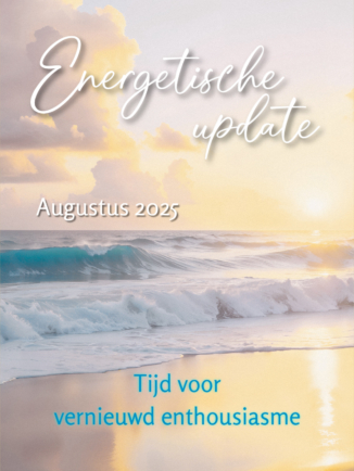 Zonsondergang aan de kust. Pastelkleurige branding met tekst overlay: Energetische update. Augustus 2025. Tijd voor vernieuwd enthousiasme