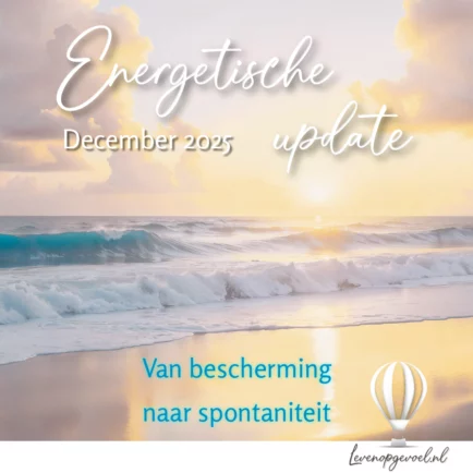 Zonsondergang aan de kust. Pastelkleurige branding met tekst overlay: Energetische update. December 2025. Van bescherming naar spontaniteit