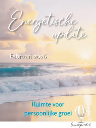 Zonsondergang aan de kust. Pastelkleurige branding met tekst overlay: Energetische update. Februari 2026. Ruimte voor persoonlijke groei