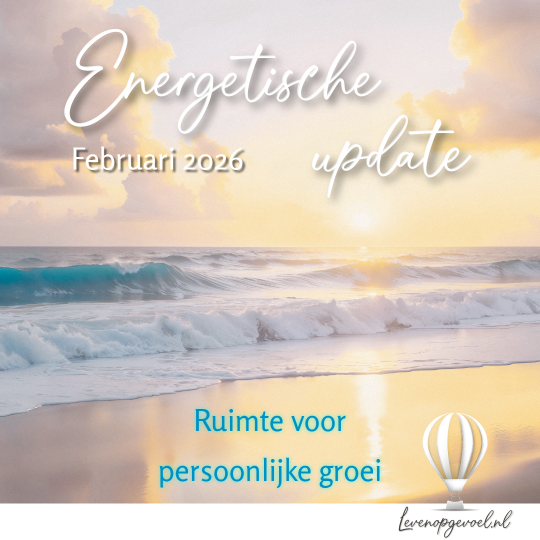 Zonsondergang aan de kust. Pastelkleurige branding met tekst overlay: Energetische update. Februari 2026. Ruimte voor persoonlijke groei