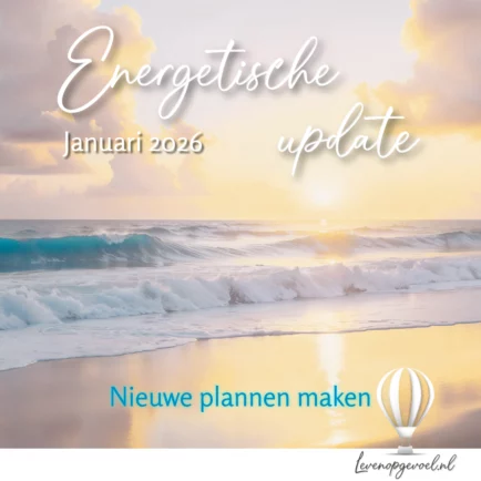Zonsondergang aan de kust. Pastelkleurige branding met tekst overlay: Energetische update. Januari 2026. Nieuwe plannen maken