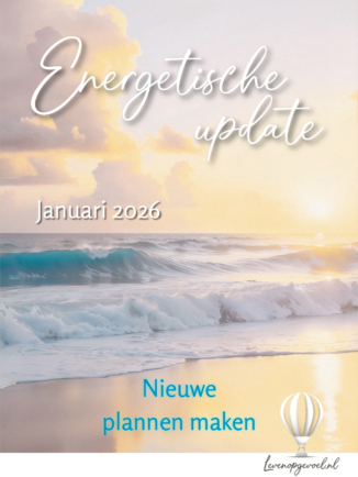 Zonsondergang aan de kust. Pastelkleurige branding met tekst overlay: Energetische update. Januari 2026. Nieuwe plannen maken