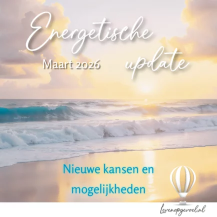 Zonsondergang aan de kust. Pastelkleurige branding met tekst overlay: Energetische update. Maart 2026. Nieuwe kansen en mogelijkheden