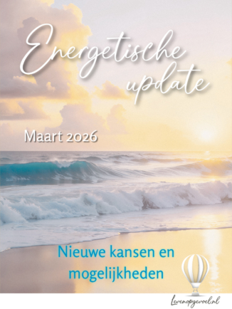 Zonsondergang aan de kust. Pastelkleurige branding met tekst overlay: Energetische update. Maart 2026. Nieuwe kansen en mogelijkheden