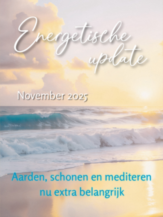 Zonsondergang aan de kust. Pastelkleurige branding met tekst overlay: Energetische update. November 2025. Aarden, schonen en mediteren nu extra belangrijk