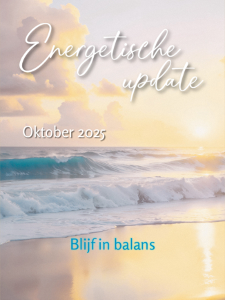 Zonsondergang aan de kust. Pastelkleurige branding met tekst overlay: Energetische update. Oktober 2025. Blijf in balans