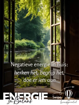 HDR-foto van openslaande deuren uitkijkend op een bosrijke rivier met waterlelies. Onderin de tekst: "Negatieve energie in huis: herken het, begrijp het, doe er iets aan." Met het logo Energie In Balans, een swipe-aanduiding en het logo van levenopgevoel.nl.