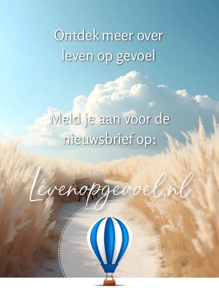 Pad door wuivend licht gras naar verte met blauwe lucht en witte wolken. Tekst: ‘Ontdek meer over leven op gevoel. Meld je aan voor de nieuwsbrief op levenopgevoel.nl’. Onderin een illustratie van een blauw-witte luchtballon.