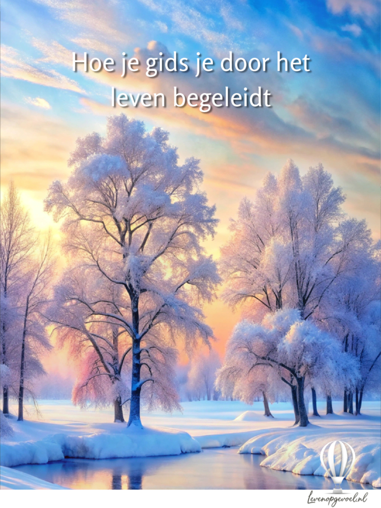 Winterlandschap met berijpte bomen langs bevroren beek bij zonsopgang, tekst 'Hoe je gids je door het leven begeleidt' voor een post over spirituele begeleiding door je gids - Leven op gevoel