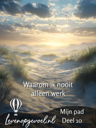 Zandduinen met pad richting zonsopgang, met de tekst: Waarom ik nooit alleen werk – Mijn pad Deel 10 – Levenopgevoel.nl