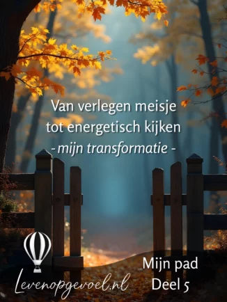 Herfstlandschap met gouden bladeren aan boomtakken, houten hek en mistige achtergrond; tekstoverlay 'Van verlegen meisje tot energetisch kijken - mijn transformatie' met 'Mijn pad Deel 5' en levenopgevoel.nl logo met luchtballon