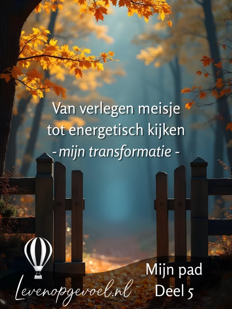 Herfstlandschap met gouden bladeren aan boomtakken, houten hek en mistige achtergrond; tekstoverlay 'Van verlegen meisje tot energetisch kijken - mijn transformatie' met 'Mijn pad Deel 5' en levenopgevoel.nl logo met luchtballon