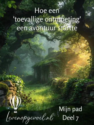 Mystiek boslandschap met verweerd stenen huisje tussen welige groene vegetatie, zonnestralen die door het bladerdak vallen creëren een dromerige atmosfeer; tekstoverlay "Hoe een 'toevallige ontmoeting' een avontuur startte" met "Mijn pad Deel 7" en levenopgevoel.nl logo met witte luchtballon
