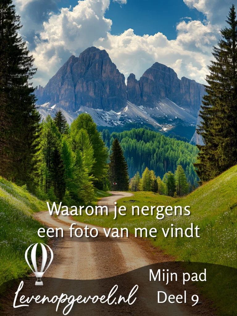Majestueus berglandschap met rotsachtige bergtoppen en witte wolkenlucht, omringd door groene dennenbossen en pad door weiland, met witte tekstoverlay 'Waarom je nergens een foto van me vindt - Mijn pad Deel 9' en Levenopgevoel.nl logo met luchtballon