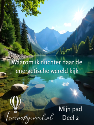 Sereen berglandschap met kristalhelder turquoise meer omgeven door groene bossen en majestueuze bergen onder een stralende zon. Tekstoverlay: 'Waarom ik nuchter naar de energetische wereld kijk - Mijn pad Deel 2' met Levenopgevoel.nl logo.