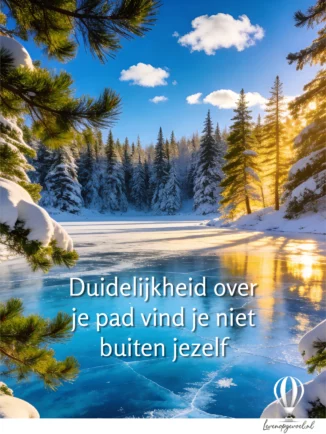 Winterlandschap met bevroren turquoise meer omringd door besneeuwde naaldbomen en gouden zonlicht door de takken; witte wolken in stralend blauwe lucht; tekstoverlay: "Duidelijkheid over je pad vind je niet buiten jezelf" met levenopgevoel.nl logo en blauw-witte luchtballon onderaan