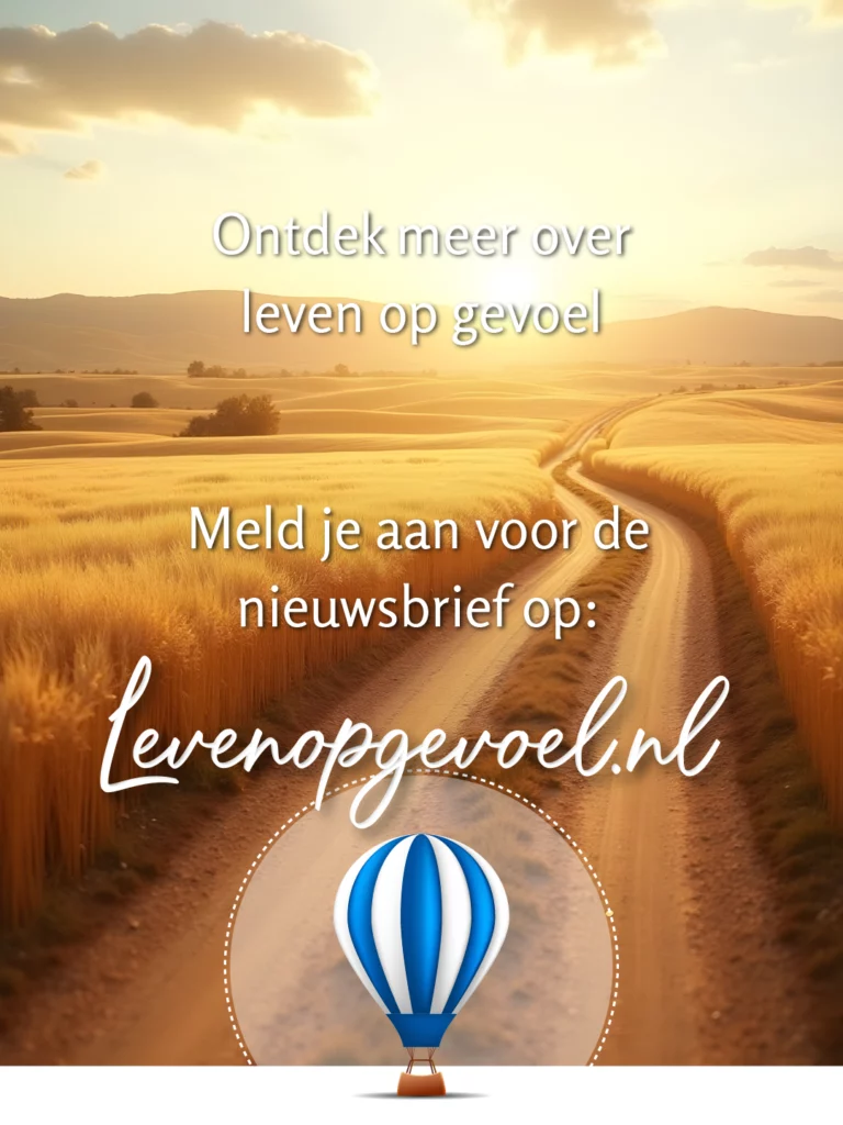 Spirituele zonsondergang over gouden graanvelden met landweg, tekst 'Ontdek meer over leven op gevoel' en 'Meld je aan voor de nieuwsbrief op levenopgevoel.nl' met decoratieve blauwe luchtballon voor spirituele groei en bewustzijnsontwikkeling