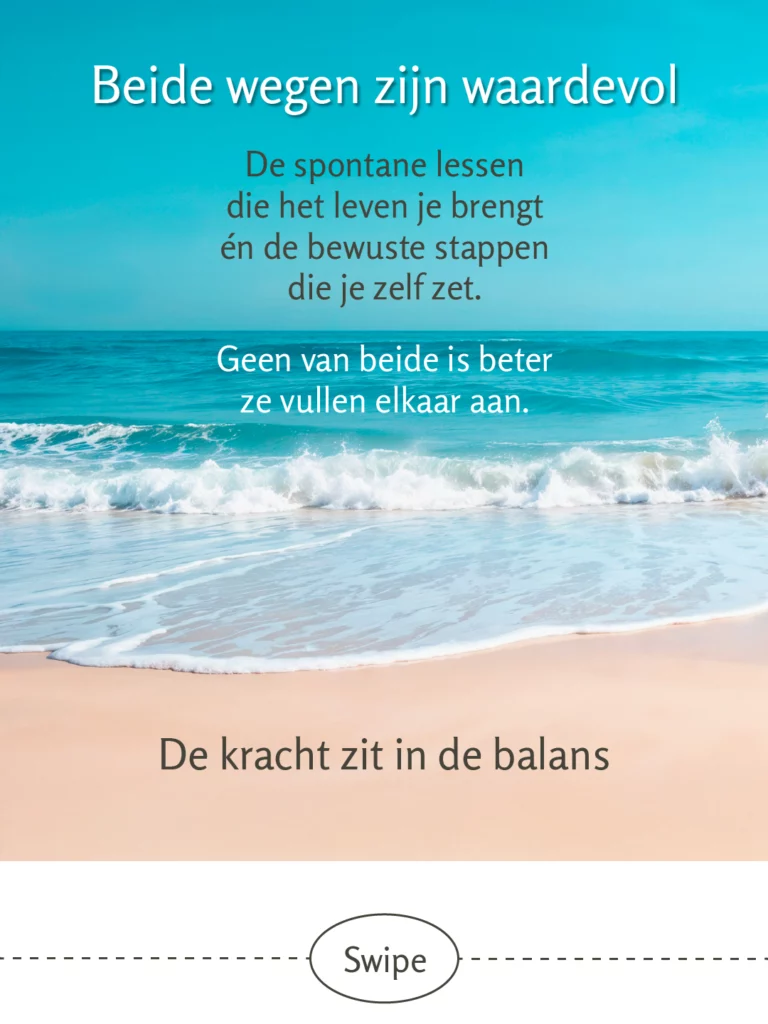 Ruim strandbeeld met golven. Grote tekst: “Beide wegen zijn waardevol”. Ondertekst: “De spontane lessen die het leven je brengt én de bewuste stappen die je zelf zet. Geen van beide is beter — ze vullen elkaar aan.” Onderaan: “De kracht zit in de balans”.