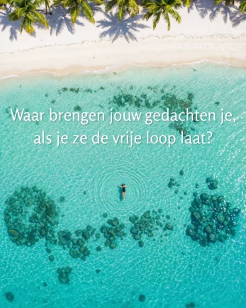 Luchtfoto van een persoon die rustig drijft in turquoise water bij een zandstrand, palmbomen op de achtergrond. Tekst: ‘Waar brengen jouw gedachten je, als je ze de vrije loop laat?’