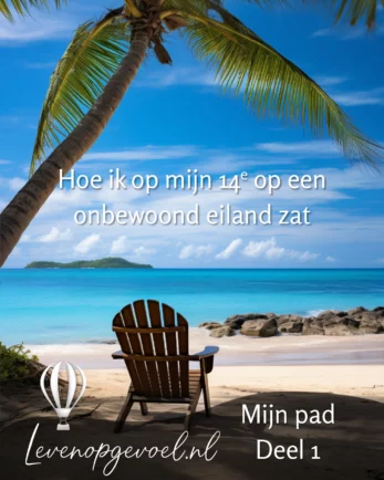 Tropisch strandparadijs met turkooisblauw water en helderblauwe lucht, palmboom en houten stoel op wit zand. Tekst overlay: 'Hoe ik op mijn 14e op een onbewoond eiland zat - Mijn pad Deel 1'. Levenopgevoel.nl met luchtballon logo.