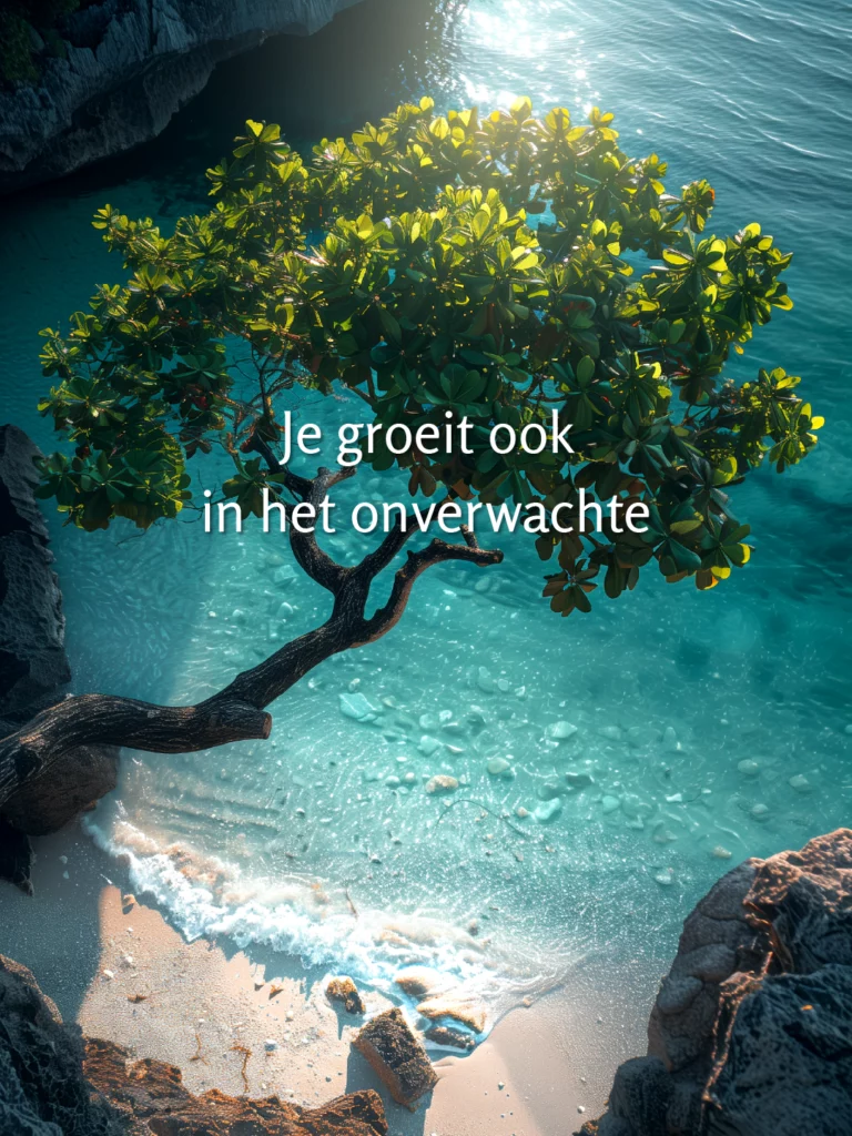 Groene boom groeit uit rotsen boven kristalhelder turquoise water in een kleine baai, met de tekst 'Je groeit ook in het onverwachte