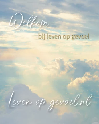 Vredige foto in pasteltinten blauw en goud van wolken met zonnestralen met de tekst: Welkom bij leven op gevoel. Levenopgevoel.nl