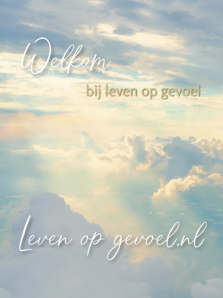 Vredige foto in pasteltinten blauw en goud van wolken met zonnestralen met de tekst: Welkom bij leven op gevoel. Levenopgevoel.nl